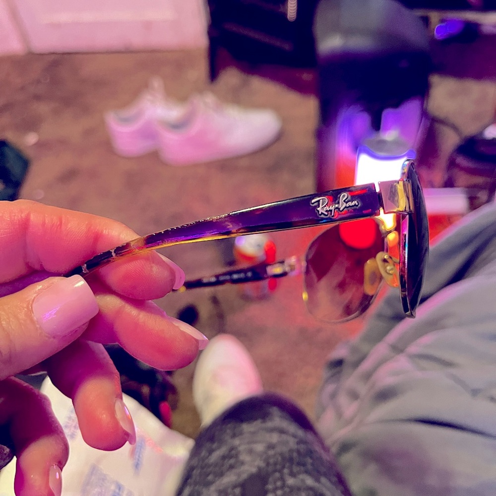 Gold aviator ray bans almost brand new no scratches in great condition